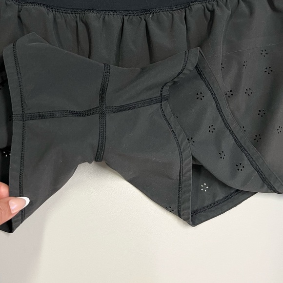 Lululemon 🍋 Run Breeze by Laser Cut Floral Shorts Size 12 - Picture 10 of 14